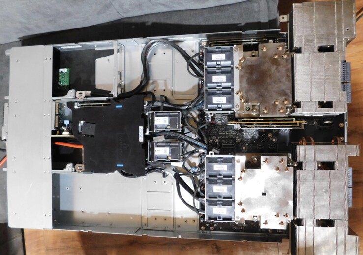 Az Nvidia GH200 Grace-Hopper-alapú mesterséges intelligenciaszerver már jobb napokat látott, amikor eladták. (Kép forrása: Reddit)