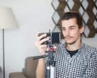 Egy fiatal férfi otthon filmez magát egy állványra szerelt okostelefonnal