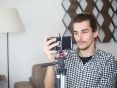 Egy fiatal férfi otthon filmez magát egy állványra szerelt okostelefonnal