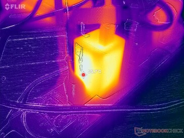 A hálózati adapter igényes terhelés esetén 56 C fölé melegszik