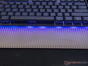 RGB-fények ragyognak át a matt szilikon egérpadon.