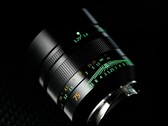 A második generációs 7Artisans 75mm f/1,25 objektív sötétben világító felirattal rendelkezik. (Kép forrása: 7Artisans)