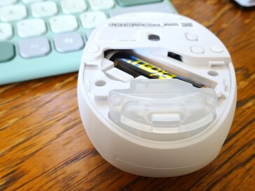 Az illatosító fiola hátulról nyíló szellőzőnyílással rendelkezik. (Kép forrása: Notebookcheck)