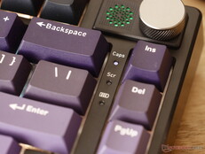 A jelzőfények a nagybetűzárat, a görgetészárat és az akkumulátor-értesítést mutatják. 