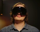 A képen egy játékos látható, aki Steam Frame VR-szemüveget visel
