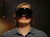 A képen egy játékos látható, aki Steam Frame VR-szemüveget visel