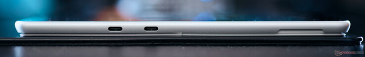 Balra: 2x USB-C 4.0 (40 Gbit/s, DisplayPort ALT mód, Power Delivery)