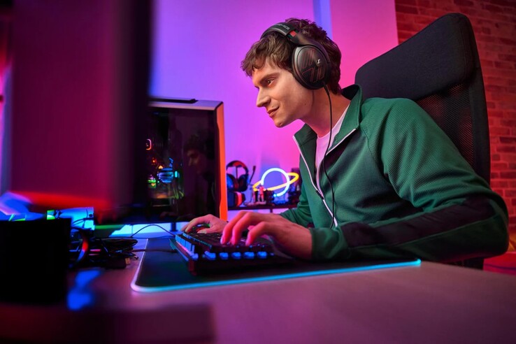 A Sennheiser HD 620S fejhallgató új változatát vörös díszítések jellemzik mindenhol.