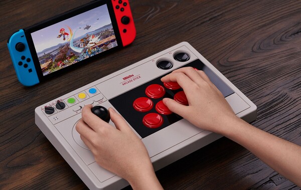 A 8BitDo Arcade Stick csatlakoztatva egy Nintendo Switchhez. (Kép forrása: 8BitDo)