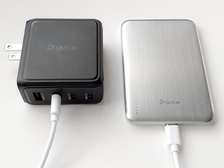 BMX GaNSTA 140W-os USB töltő a BMX SolidSafe Air power bankkal.