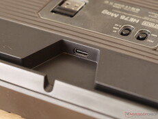 Kábelcsatorna, operációs rendszer és csatlakozási kapcsolók, valamint dongle-tároló. 