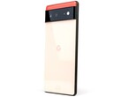 A Google Pixel 6 hátsó nézete, amelyen látható a G logó és a fekete kamerasáv
