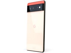 A Google Pixel 6 hátsó nézete, amelyen látható a G logó és a fekete kamerasáv
