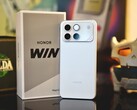Egy első generációs Honor Win okostelefon a dobozával szemben.