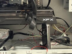 Egy Reddit-felhasználó egy régi Nokia 6124 Classic készülékkel támasztja ki a számítógépében lévő grafikus kártyát. (Kép forrása: u/bulochklem via Reddit)