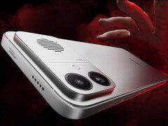 A Redmi K90 Max ára Kínában 513 dollár körül kezdődik. A képen: a telefon hátlapi kialakítását bemutató promóciós kép.