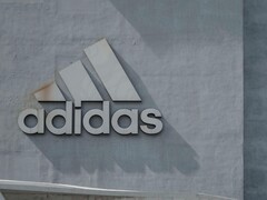 Adidas logó egy cég falán (Kép forrása: H&amp;amp;CO/Pexels)