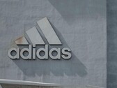 Adidas logó egy cég falán (Kép forrása: H&amp;CO/Pexels)
