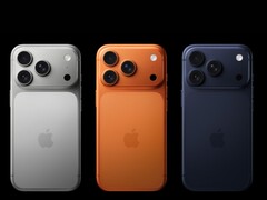 Három Apple iPhone 17 Pro készülék ezüst, narancssárga és sötétkék kivitelben (Kép forrása: Apple)