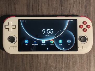 A szokásos vezérlők mind jelen vannak, bár az irányító pad nem tartozik a legjobbak közé a kategóriájában (Kép forrása: Notebookcheck)