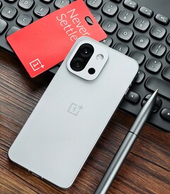 A OnePlus 13T egyike a Kínában, de globálisan nem elérhető prémium kategóriás kompakt telefonoknak. (Kép forrása: Flying Bun a Weibo-n)