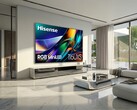A Hisense 116UXS TV (a képen egy nappali falára akasztva) a CES 2026 kiállításon látható. (Kép forrása: Hisense)