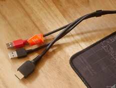 A Huion Kamvas 16 Gen 3 az 1-ben kábel 3 az 1-ben kábelfésűvel rendelkezik, hogy a dolgok rendben maradjanak