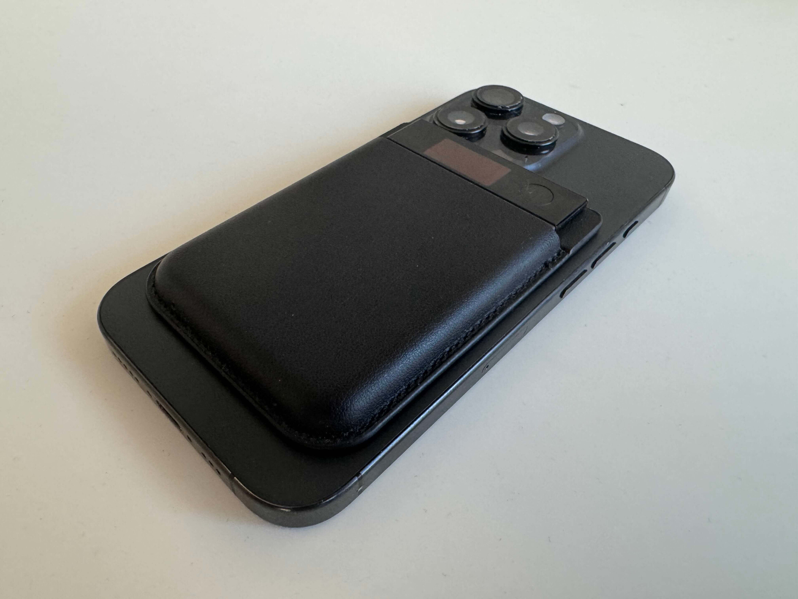 A Plaud Note Pro a mellékelt mágneses tok segítségével rögzíthető az iPhone készülékhez.