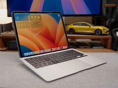 Az egyedi építésű &quot;iPadBook&quot; egy M4 iPad Pro-val, amely egy MacBook Air alaphoz van csatlakoztatva, és a MacOS-t futtatja a Sidecaron keresztül. (Kép forrása: 舒灿ShuCanTech via YouTube)