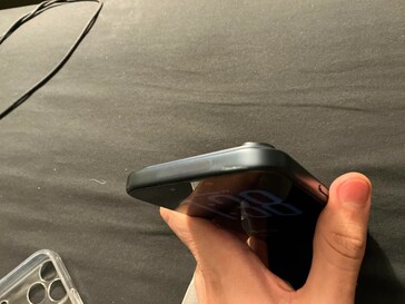 Egy másik iPhone 17 Pro behorpadt, miközben egy Spigen tokban volt. (Kép forrása: u/ChakiWRLD)