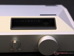 Kényelmetlen helyen elhelyezett USB-C-port.