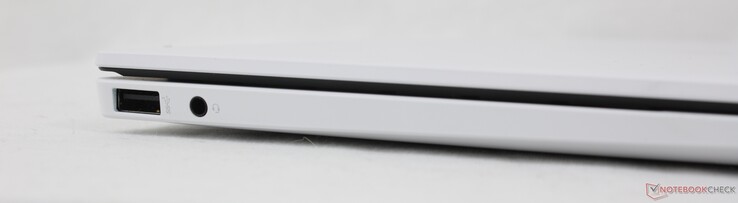 Balra: USB-A (5 Gbps), 3,5 mm-es fejhallgató