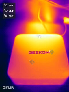 Geekom A8 Max stressz teszt (felső oldal)