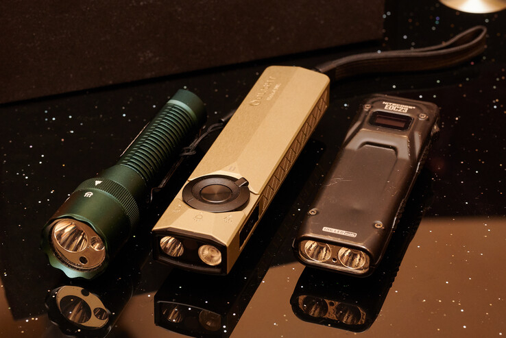 Az Acebeam K1 hasonló funkciókat kínál, és a Nitecore EDC23 hasonló formájú. (Kép forrása: Andreas Sebayang/Notebookcheck.com)