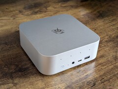 Az SEi13 ugyanazzal a kialakítással rendelkezik, mint a GTi13 Ultra, de kisebb és könnyebb csomagban (Kép forrása: Notebookcheck)