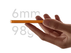 A Xiaomi február 28-án újra bemutatja az Ultrathin Magnetic Power Bankot. A képen: a power bank könnyű és vékony kialakítását bemutató promóciós kép.