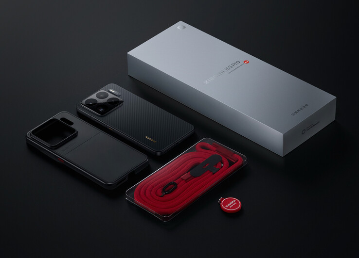 A Xiaomi 15S Pro praktikus tartozékokat tartalmaz a dobozban. (Kép forrása: Xiaomi)