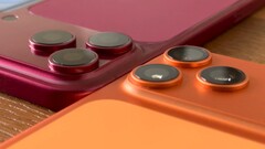 Az iPhone 18 Pro Max műanyag makettje egymás mellett az iPhone 17 Pro Max-szal és a hozzájuk illő tokokkal.