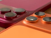 Az iPhone 18 Pro Max műanyag makettje egymás mellett az iPhone 17 Pro Max-szal és a hozzájuk illő tokokkal.