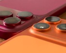Az iPhone 18 Pro Max műanyag makettje egymás mellett az iPhone 17 Pro Max-szal és a hozzájuk illő tokokkal.
