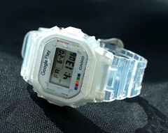 A Casio G-Shock x Google Play kollab (a képen) áttetsző műgyanta tokkal és szíjjal. (Kép forrása: Google Play)