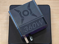 A Honor Win 360W-os laptop töltő állítólag több laptophoz is kompatibilis. A képen: az adapter egy súlymérleg tetején.