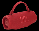 A pántot felcsatolva a JBL Charge 6 egy divatos táskának is beilleszthető. (Kép forrása: JBL)