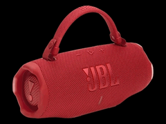A pántot felcsatolva a JBL Charge 6 egy divatos táskának is beilleszthető. (Kép forrása: JBL)