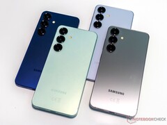 A Galaxy S25 (képünkön) utódja állítólag nagyobb, 4300 mAh-s akkumulátort kínál, de ez a Xiaomi 16-hoz és másokhoz képest szerény. (Kép forrása: Notebookcheck)