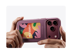 A Magic E-Ink telefontok három színben kapható. A képen: a kiegészítő felhelyezése az iPhone 18 Pro készülékre.