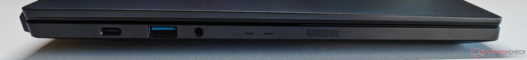 Balra: USB-C 3.2 Gen.2 (10 Gbit/s, DisplayPort ALT mód, Power Delivery), USB-A 3.2 Gen.1 (5 Gbit/s), 3,5 mm-es hangszóró