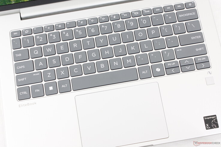 A billentyűzet háttérvilágítása opcionális. A kattintópad a formátumokhoz képest tisztességesen nagy, 11,7 x 8 cm-es