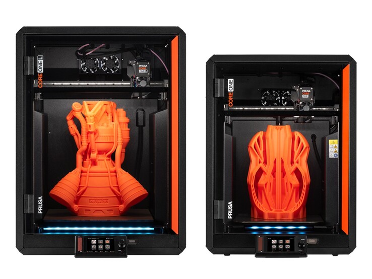 Prusa Core One L (balra) és a Core One (jobbra). (Kép forrása: Prusa)