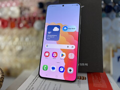 A 6,7 hüvelykes Samsung Galaxy S25 FE 128 GB-tal jelenleg 600 dollár körüli áron kapható. (Kép forrása: Notebookcheck)